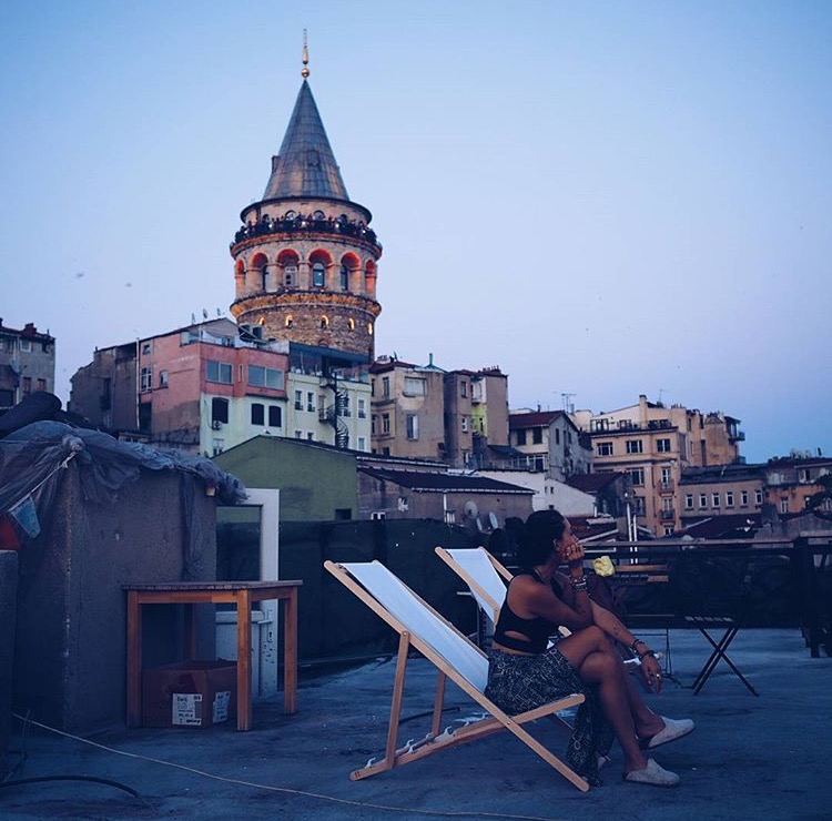 Zamana Karşı Duran Bir Mahalle: Galata